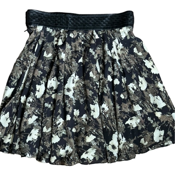 Elizabeth and James Silk Mini Skirt Size Medium - Picture 7 of 7